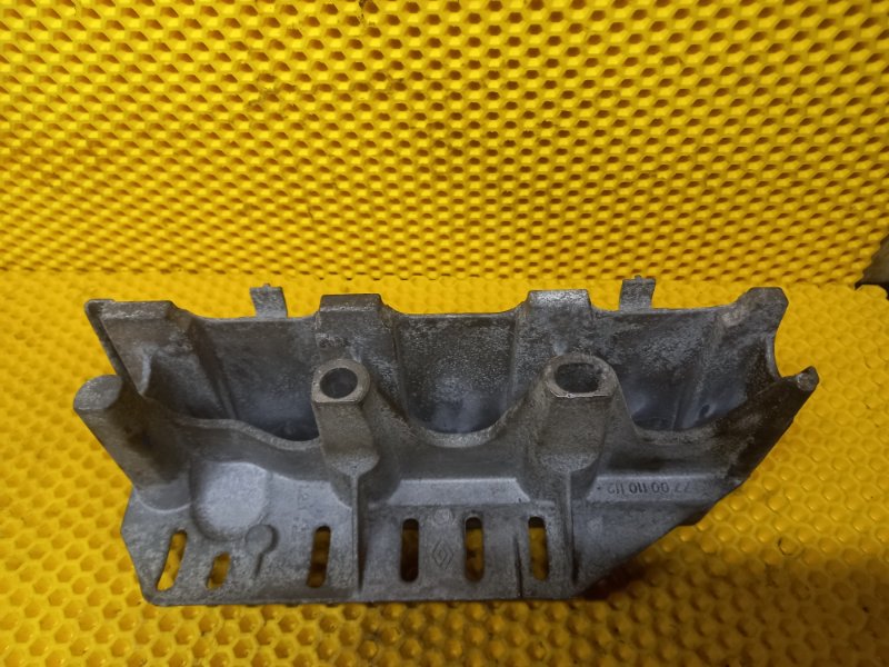 Кронштейн впускного коллектора Renault Duster