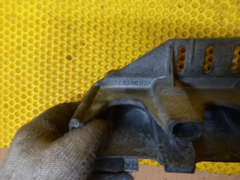 Кронштейн впускного коллектора Renault Duster