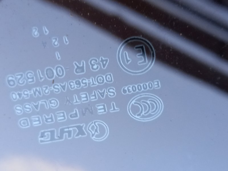 Стекло боковое форточка Skoda Superb 2012 3T4