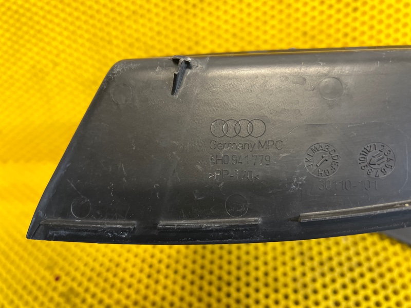 Накладка на фару Audi A8 2012 D4