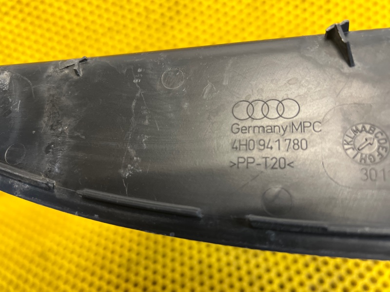 Накладка на фару Audi A8 2012 D4
