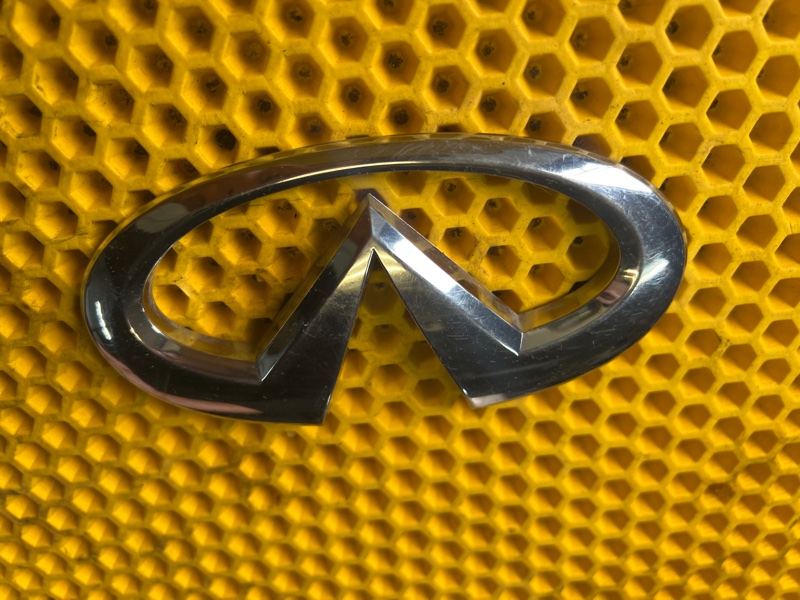 Эмблема Infiniti QX70 2016 S51