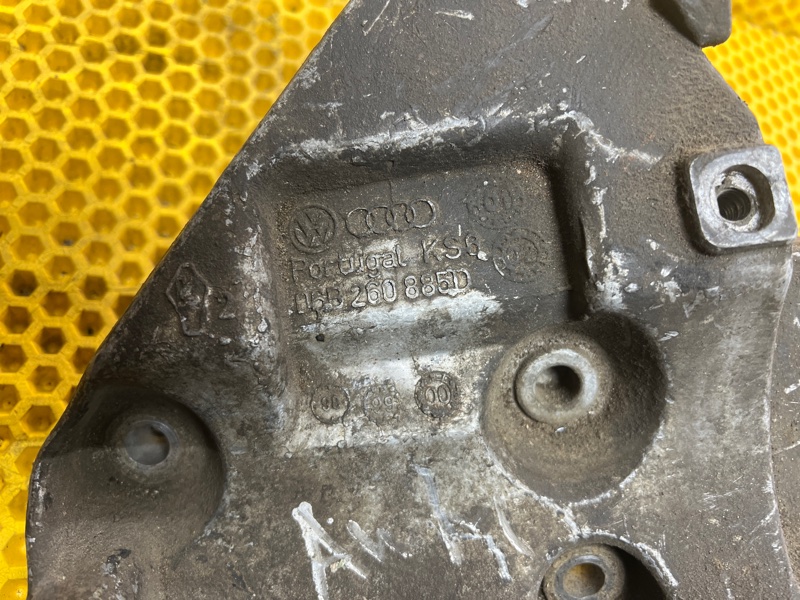 Кронштейн крепления кондиционера Audi A4 1998 B5