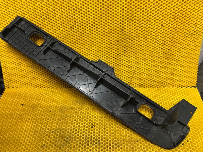 Опора пола багажника правая Volkswagen Touareg 2007 7L6