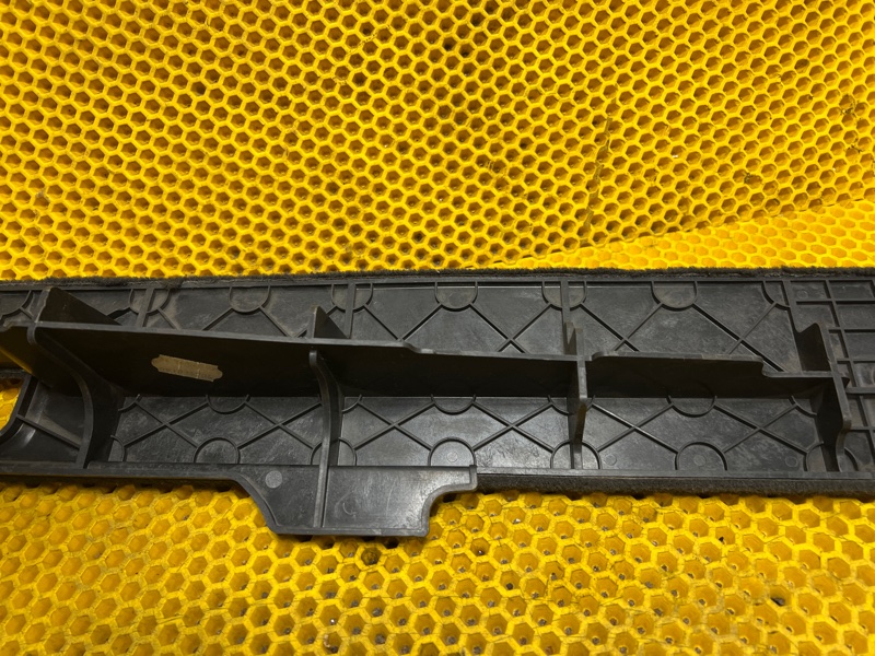 Опора пола багажника правая Volkswagen Touareg 2007 7L6