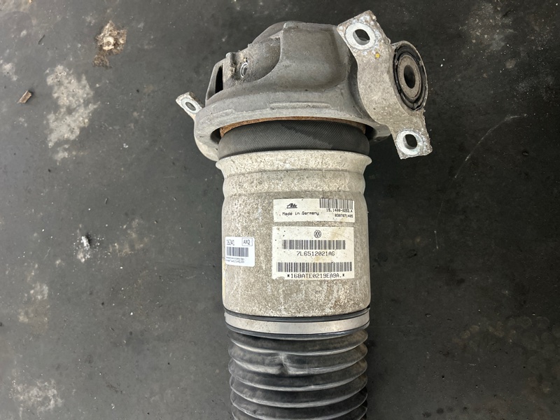 Пневмоамортизатор подвески Volkswagen Touareg 2003 7L6