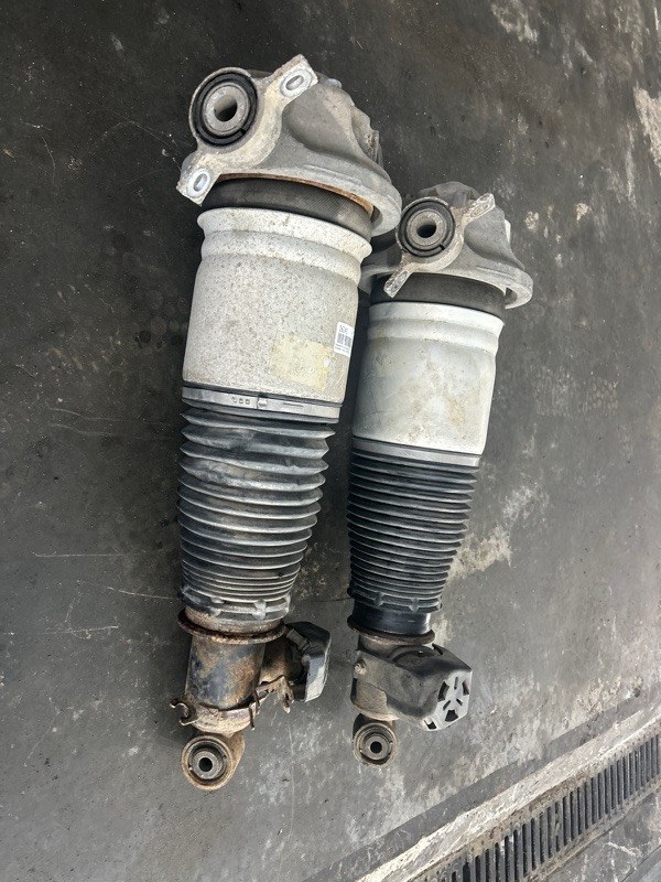 Пневмоамортизатор подвески Volkswagen Touareg 2003 7L6