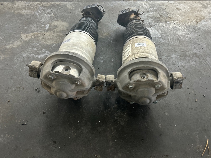 Пневмоамортизатор подвески Volkswagen Touareg 2003 7L6