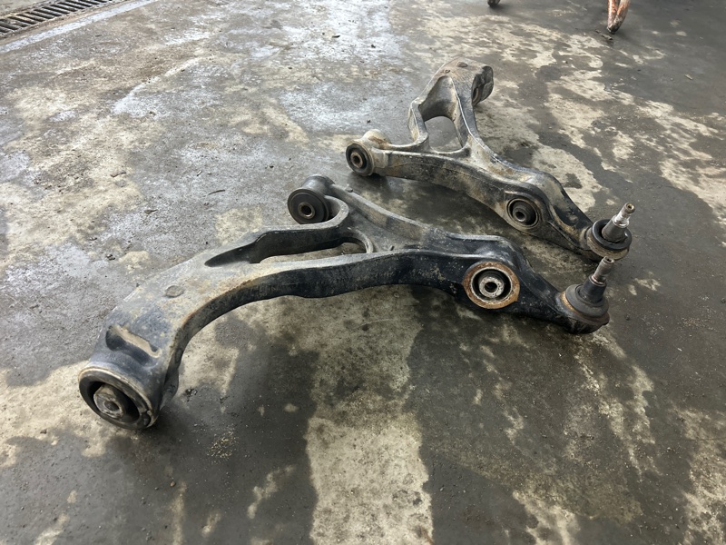 Рычаг передний нижний Volkswagen Touareg 2003 7L6