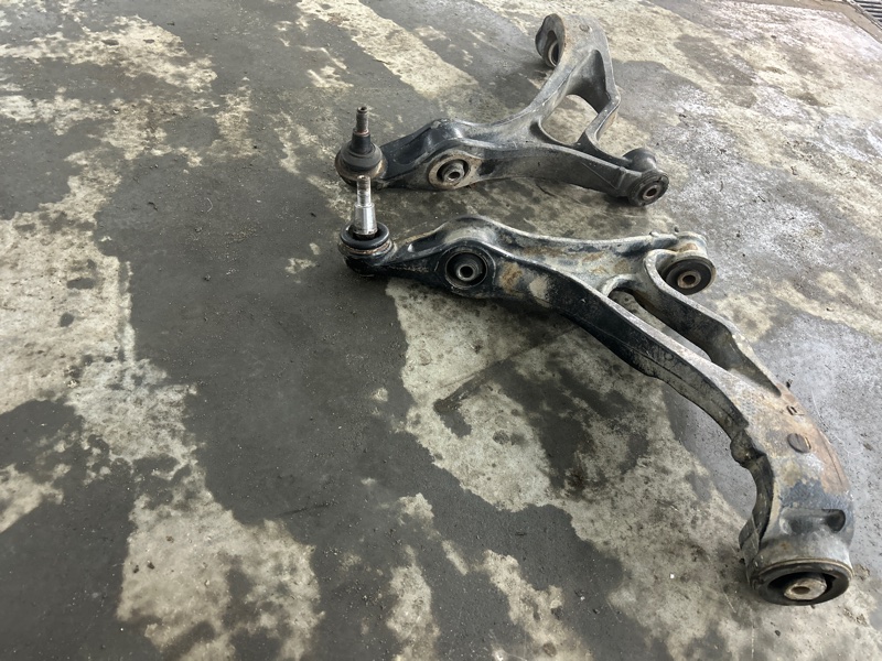 Рычаг передний нижний Volkswagen Touareg 2003 7L6