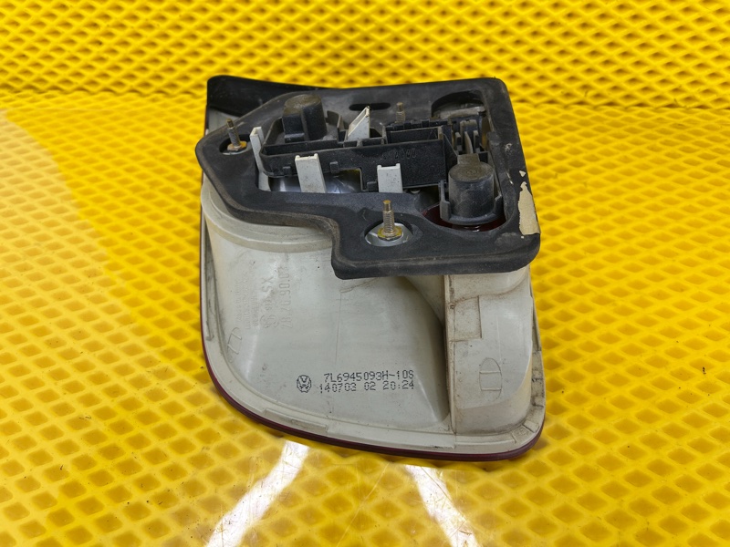 Фонарь внутренний задний правый Volkswagen Touareg 2003 7L6