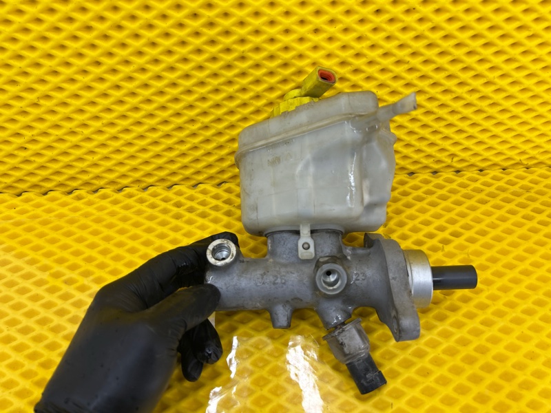 Цилиндр тормозной главный Volkswagen Touareg 2003 7L6