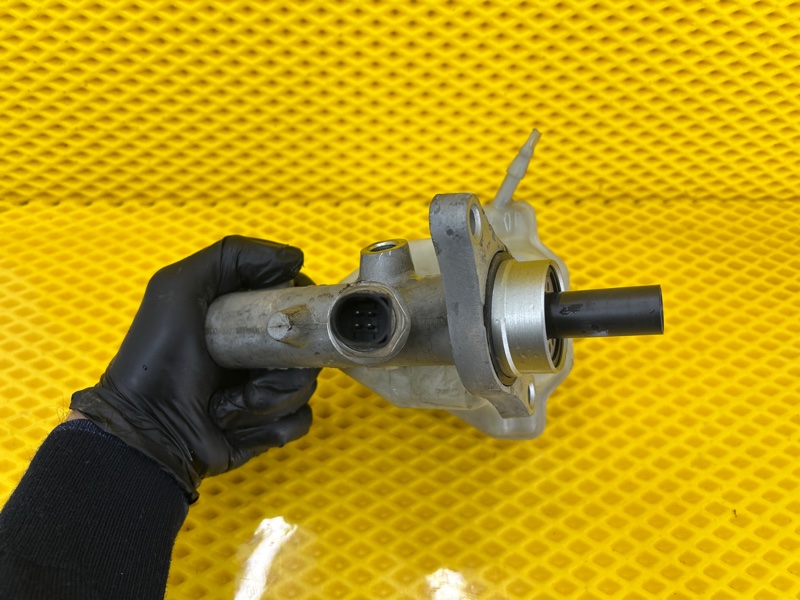 Цилиндр тормозной главный Volkswagen Touareg 2003 7L6