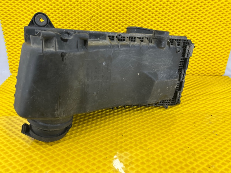 Корпус воздушного фильтра Volkswagen Touareg 2003 7L6