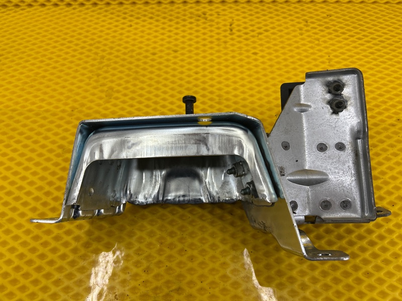 Кронштейн сиденья Volkswagen Touareg 2003 7L6