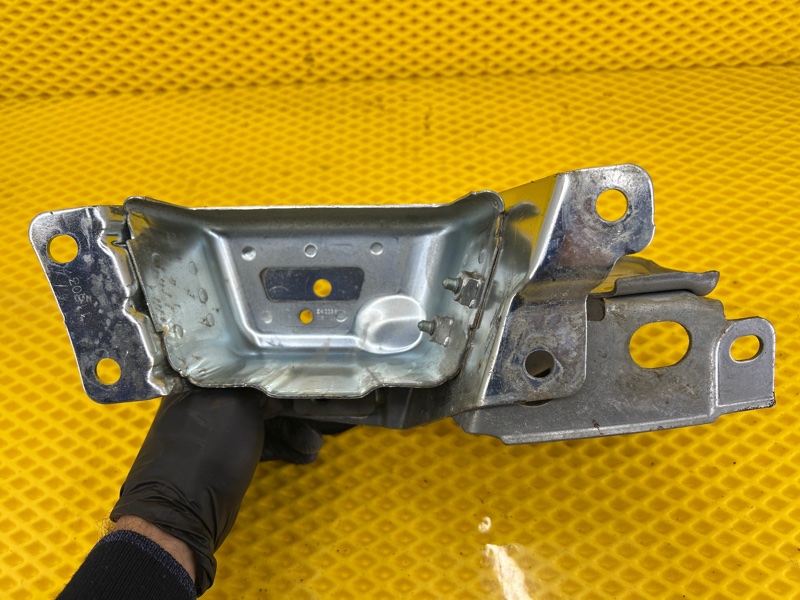 Кронштейн сиденья Volkswagen Touareg 2003 7L6