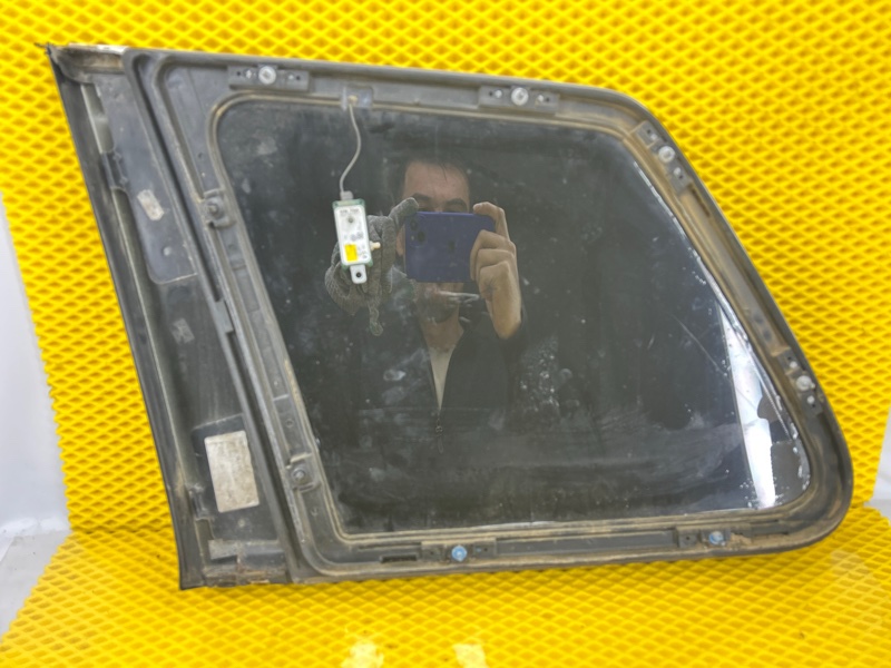 Стекло боковое правое (форточка) Volkswagen Touareg 2003 7L6