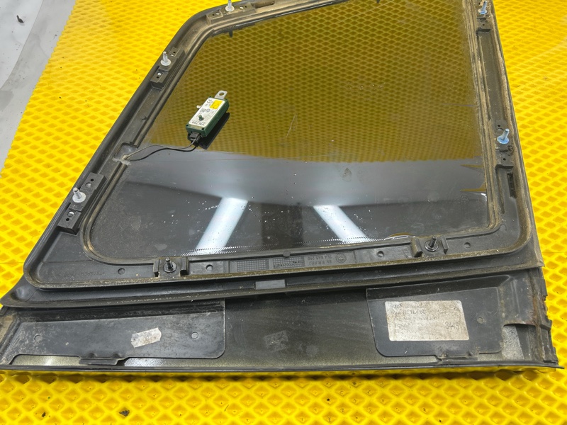 Стекло боковое правое (форточка) Volkswagen Touareg 2003 7L6