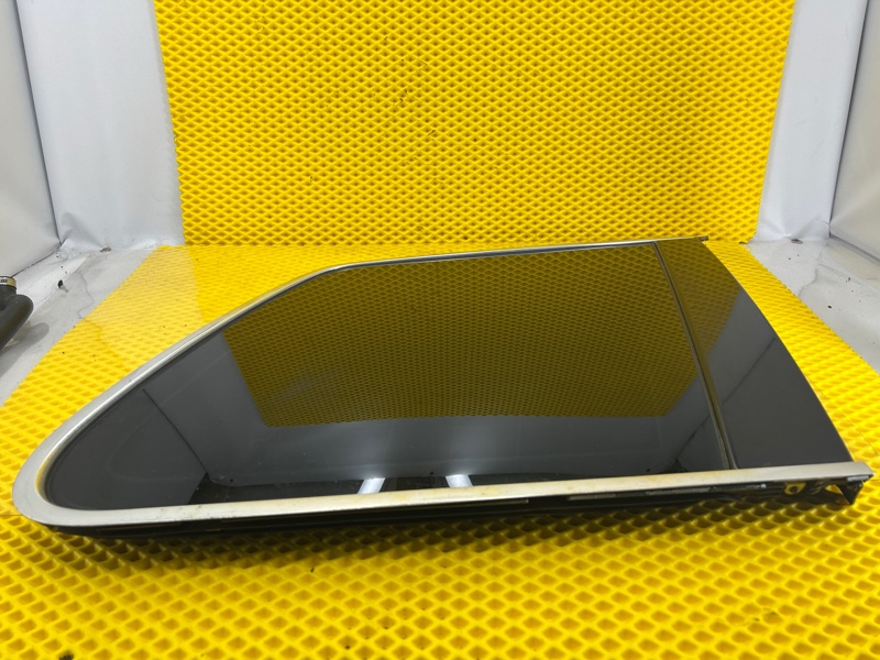 Стекло боковое правое (форточка) Volkswagen Touareg 2003 7L6