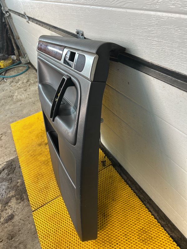 Обшивка задней левой двери (карта) Volkswagen Touareg 2003 7L6