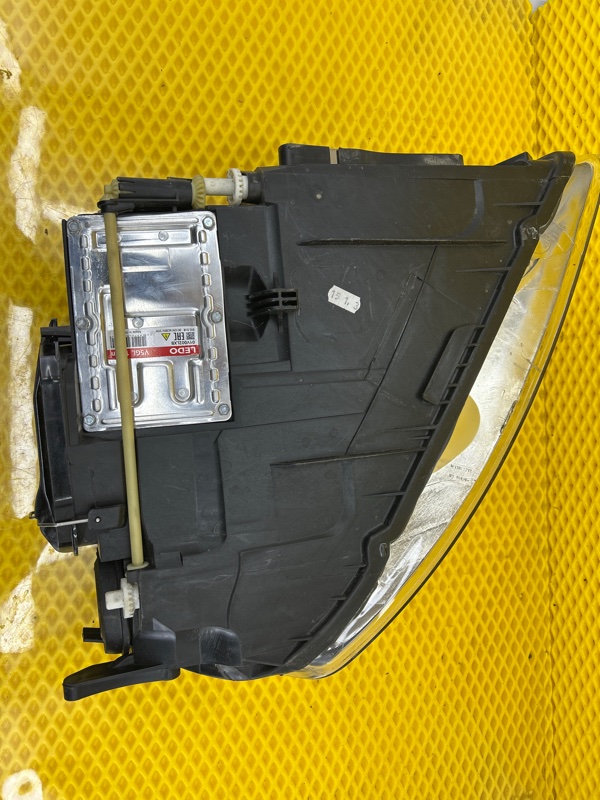 Фара передняя правая Volkswagen Touareg 2003 7L6