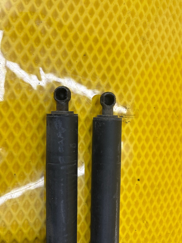 Амортизатор двери багажника Volkswagen Touareg 2003 7L6