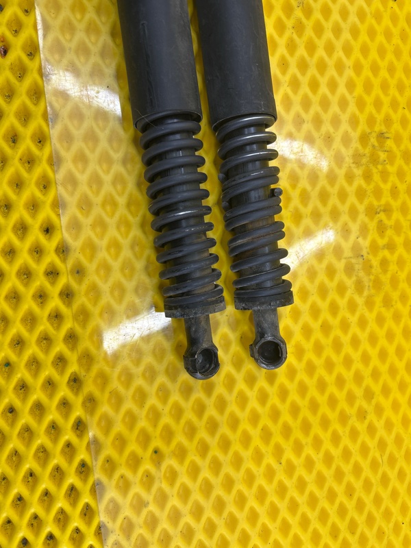 Амортизатор двери багажника Volkswagen Touareg 2003 7L6