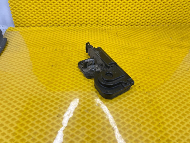 Замок крышки багажника Volkswagen Touareg 2003 7L6