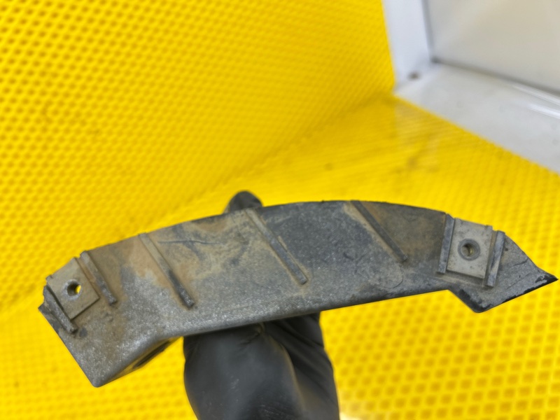 Кронштейн заднего бампера левый Volkswagen Touareg 2003 7L6