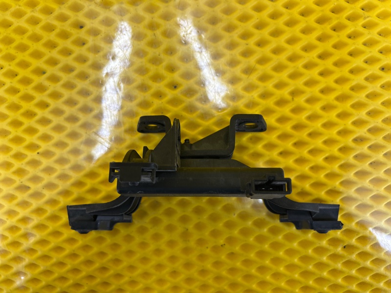 Кронштейн крепления подлокотника Volkswagen Touareg 2003 7L6