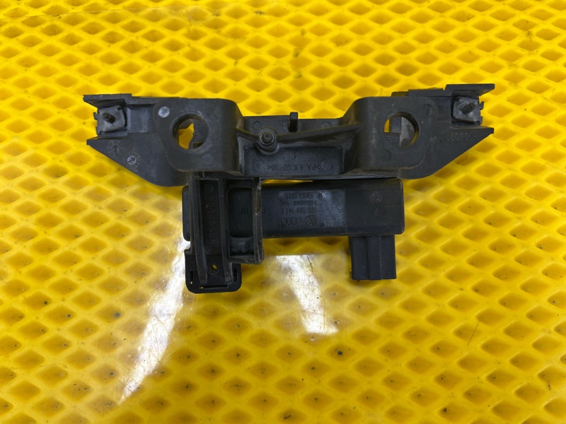 Кронштейн крепления подлокотника Volkswagen Touareg 2003 7L6