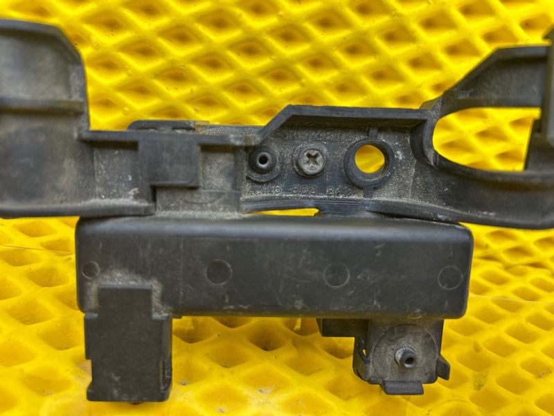 Кронштейн крепления подлокотника Volkswagen Touareg 2003 7L6