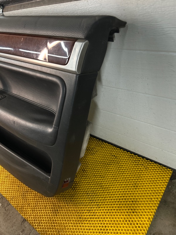 Обшивка двери передняя правая (карта) Volkswagen Touareg 2003 7L6