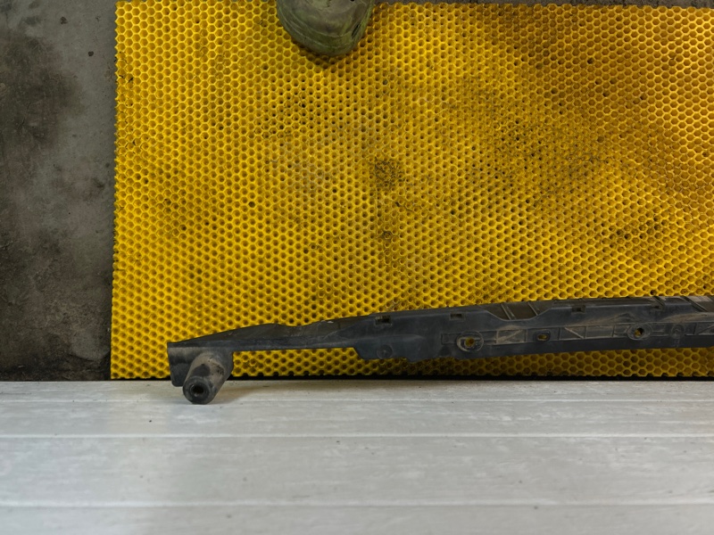 Направляющая заднего бампера Volkswagen Touareg 2003 7L6