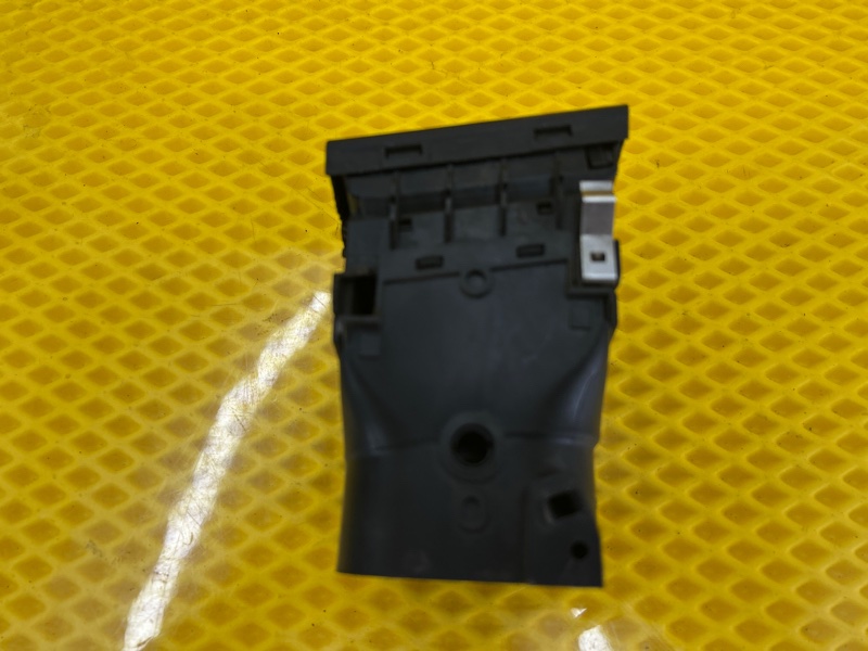 Воздуховод левый (дефлектор) Volkswagen Touareg 2003 7L6