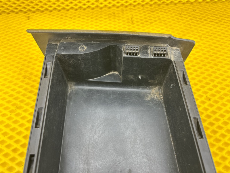 Бардачок под сидения Volkswagen Touareg 2003 7L6