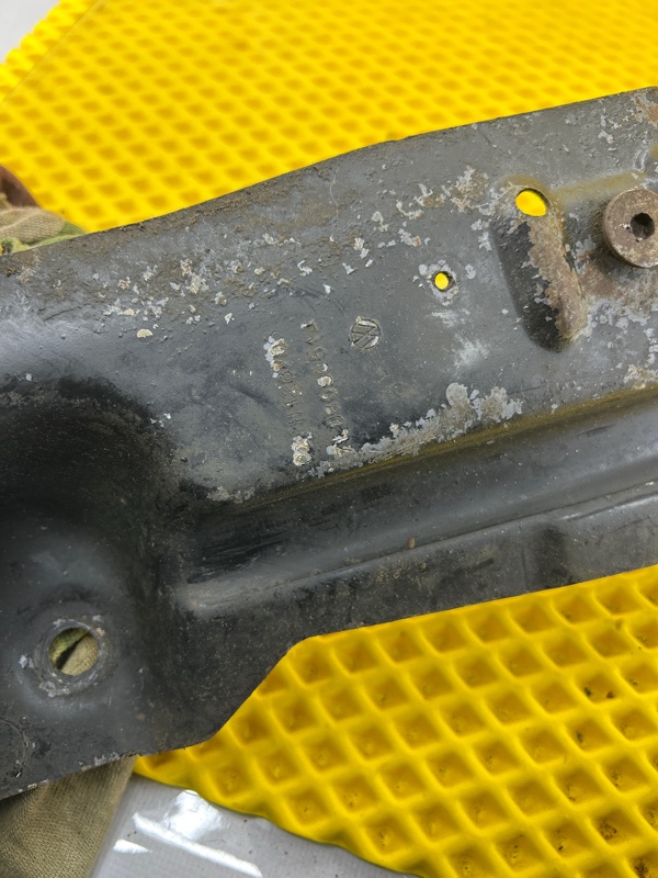 Кронштейн крепления радиатора Volkswagen Touareg 2003 7L6