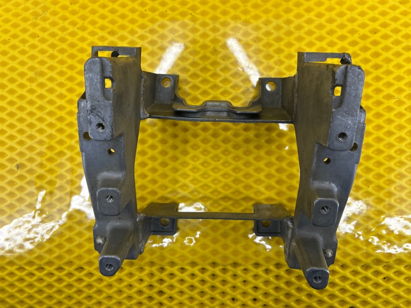 Кронштейн крепления подлокотника Volkswagen Touareg 2003 7L6