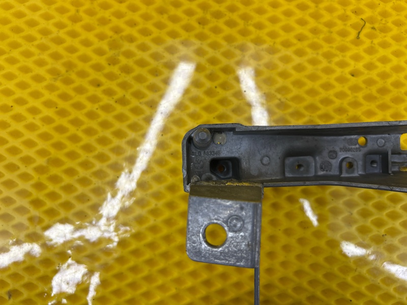 Кронштейн крепления подлокотника Volkswagen Touareg 2003 7L6