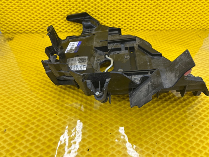 Кронштейн фары правый Volkswagen Touareg 2003 7L6