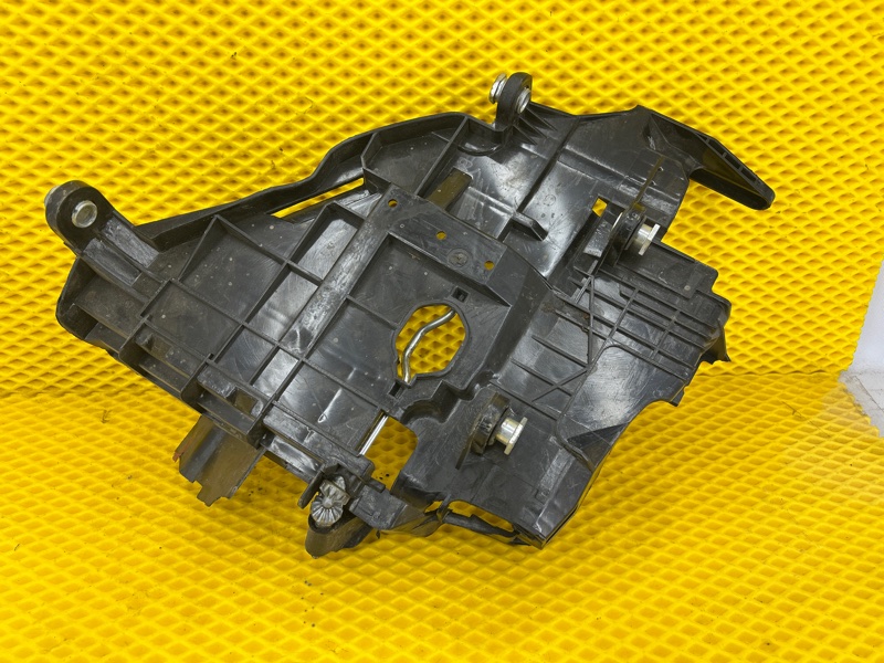 Кронштейн фары правый Volkswagen Touareg 2003 7L6