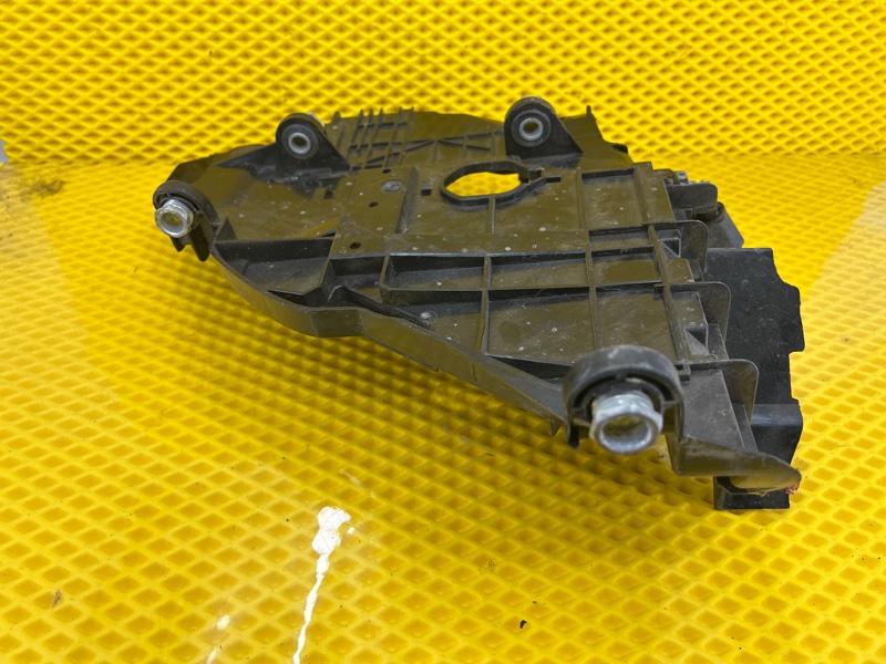 Кронштейн фары правый Volkswagen Touareg 2003 7L6