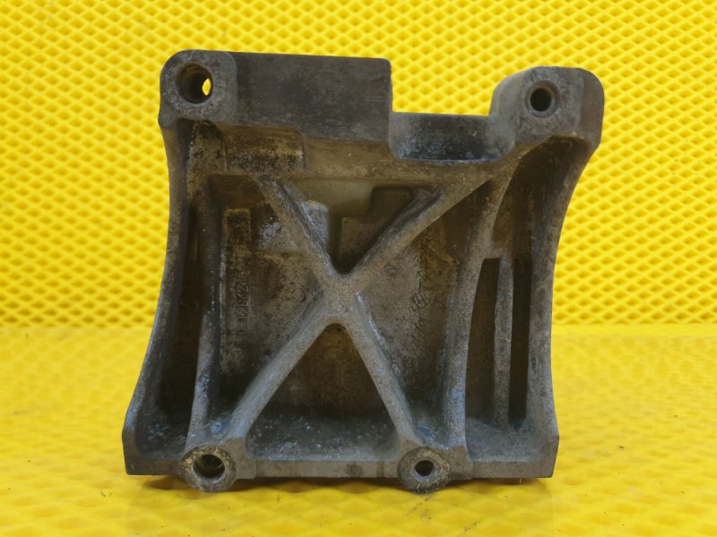 Кронштейн компрессора кондиционера Ford Focus 2006 2