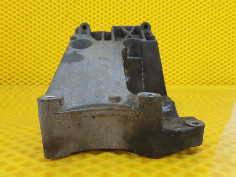 Кронштейн компрессора кондиционера Ford Focus 2006 2