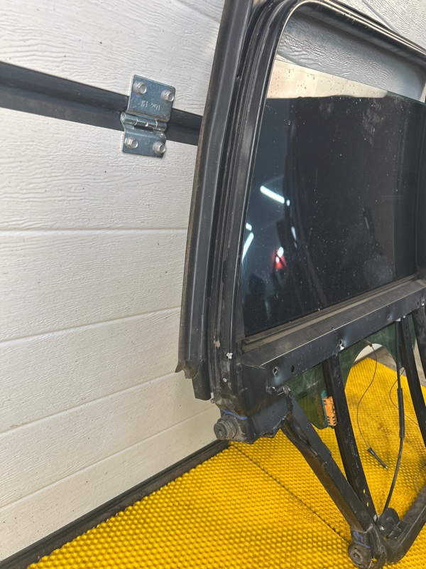 Стекло задней левой двери Volkswagen Touareg 2003 7L6