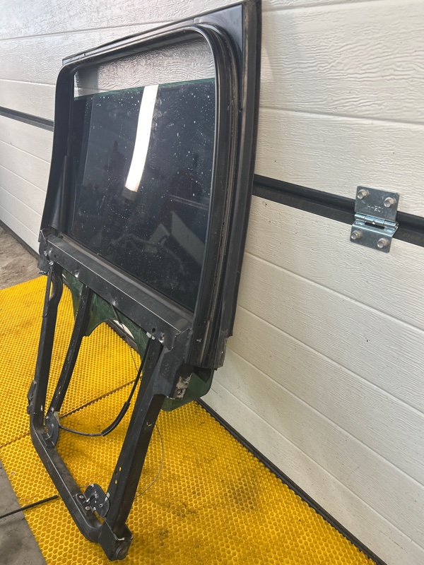 Стекло задней левой двери Volkswagen Touareg 2003 7L6