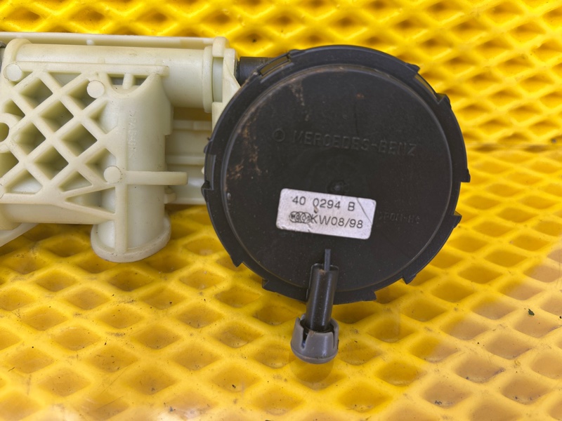 Моторчик регулировки подголовника Mercedes-Benz e240 15.04.1998 210