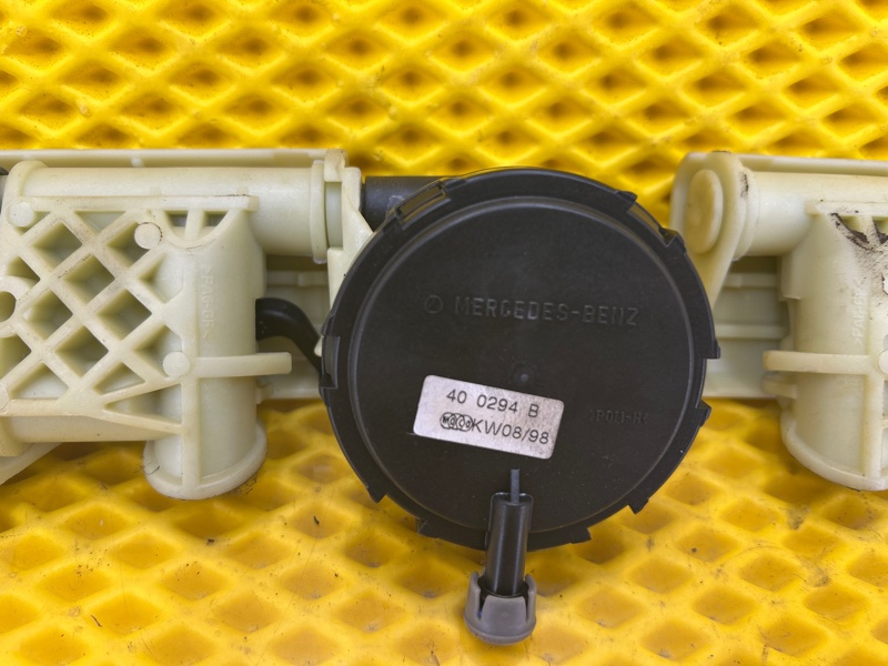 Моторчик регулировки подголовника Mercedes-Benz e240 15.04.1998 210