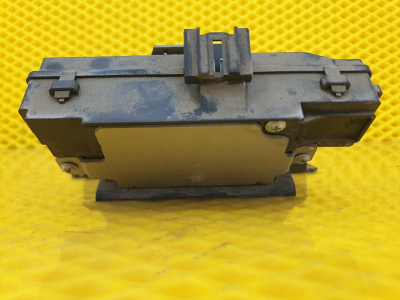 Замок крышки багажника Ford Focus 2006 2