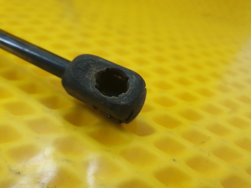 Амортизатор багажника Ford Focus 2006 2